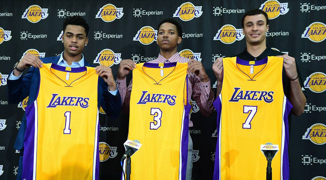 I Lakers hanno presentato le scelte al draft 2015: da sinistra D&#39;Angelo Russell (col numero 1), Anthony Brown (3) e Lanny Nance (7). Che la nuova era abbia inizio. Reuters